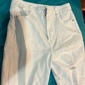 White distressed women’s skinny jeans